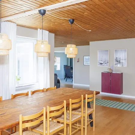 8 Person In Frostrup-by Traum